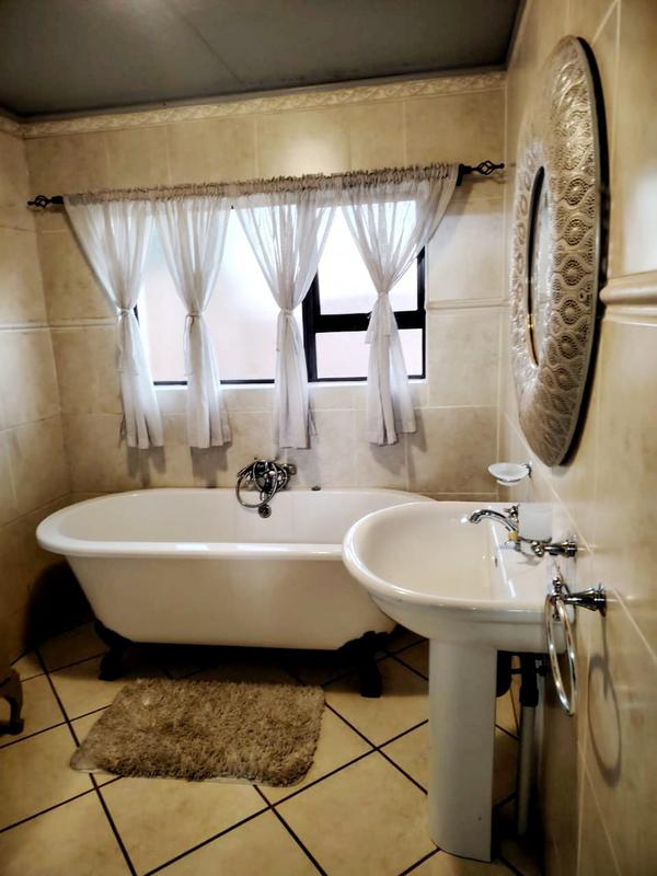 4 Bedroom Property for Sale in Sunnyridge Eastern Cape